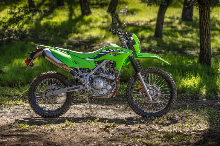 It’s also worth noting that this motorcycle hits a top speed of 121kph in 6th gear with the engine at the rev limiter Kawasaki KLX230 right side profile